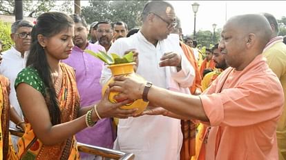 Shrimad Bhagwat Katha started in Gorakhnath temple CM Yogi did Rudrabhishek