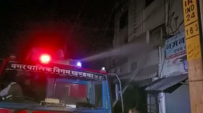 Khandwa: Fire broke out in Bank of Baroda branch, controlled in an hour after much effort