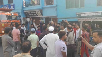 Nainital: कार्बेट टाइगर रिजर्व के अंतर्गत बनी रामनगर की थपली बाबा मजार जमींदोज, स्थानीय लोगों ने किया हंगामा Land Jihad Baba Mazar demolished Action on illegal religious constructions Corbett Tiger Reserve Nainital