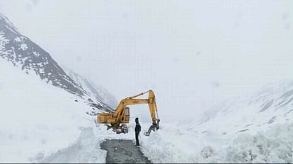 Himachal: छह माह बाद फोर बाई फोर वाहनों के लिए खुला मनाली-लेह मार्ग, पर्यटकों को करना होगा अभी इंतजार Manali-Leh road opened for four by four vehicles after six months, tourists will have to wait now
