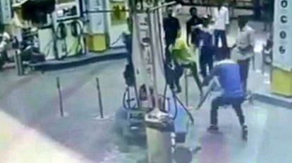 Ujjain: पेट्रोल भरवाने के बाद पैसे को लेकर झगड़ा, तीन बदमाशों ने किया उपद्रव, पंप जलाने की धमकी देकर हुए फरार Fight over money in petrol pump at Ujjain Krishi Mandi Gate