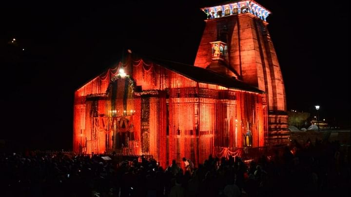 Kedarnath: रात में रंग-बिरंगी रोशनी से दमक रहा केदारनाथ, भक्तों की उमड़ी भीड़, तस्वीरों में देखें अद्भुत नजारा Char Dham Yatra 2023 Kedarnath temple shining with colorful lights at night Huge crowd of devotees Photos