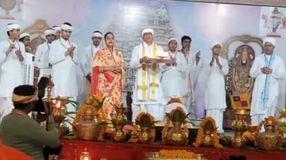 MP News: भिंड के रावतपुरा धाम में मुख्यमंत्री शिवराज ने सपत्नीक किया अनुष्ठान, एक साल में तीसरी बार पहुंचे CM Chief Minister Shivraj performed con-wife rituals at Rawatpura Dham in Bhind