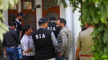जम्मू-कश्मीर: टेरर फंडिंग में एसआईए का जम्मू-पुंछ में छापा, मोबाइल और इलेक्ट्रॉनिक उपकरण किए जब्त Jammu Kashmir: SIA raids Jammu-Poonch in terror funding, mobile and electronic equipment seized