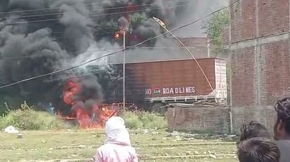 चंदौली में दर्दनाक हादसा: हाईटेंशन तार के कारण चलते कंटेनर में लगी आग, बुलेट सवार युवक और किशोर जिंदा जले Tragic accident in Chandauli Fire broke out in moving container two youths burnt alive