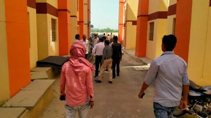Varanasi: गृह प्रवेश के दौरान गैस सिलिंडर लीक होने से लगी भीषण आग, पुरोहित समेत सात लोग झुलसे Fierce fire broke out due to leaking gas cylinder during Griha Pravesh in varanasi