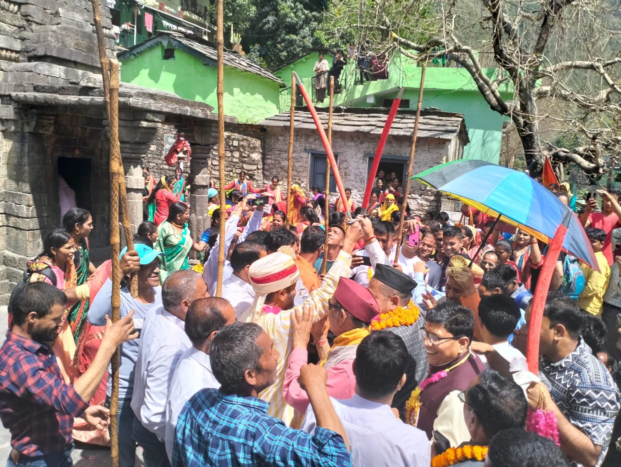 Uttarakhand news Adibadri Symbolic War played with sticks before offering food to God