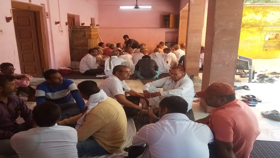 Death of three children crowd gathered to pay tribute in agra