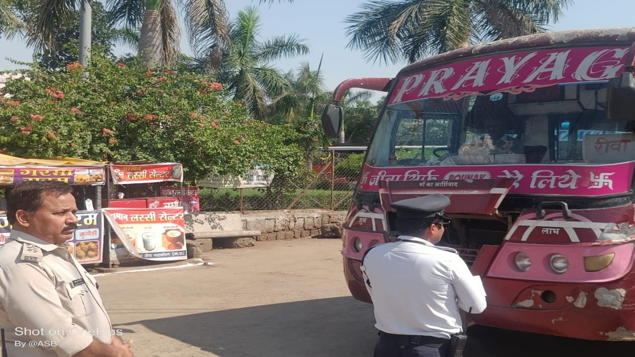 In Shahdol, the police challans the passenger buses running on the road by ignoring the rules
