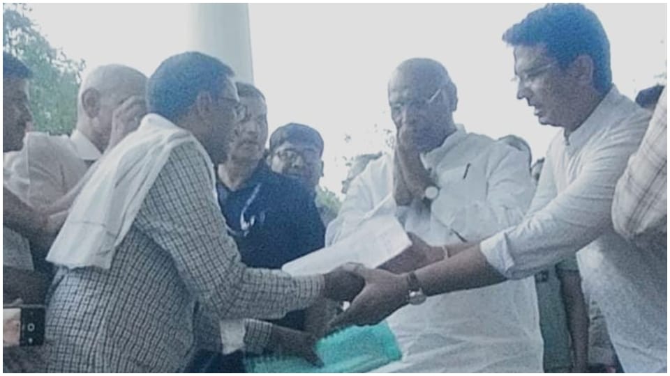 Congress councilor of Bundi met Mallikarjun Kharge apprised about the popular affairs of the city council