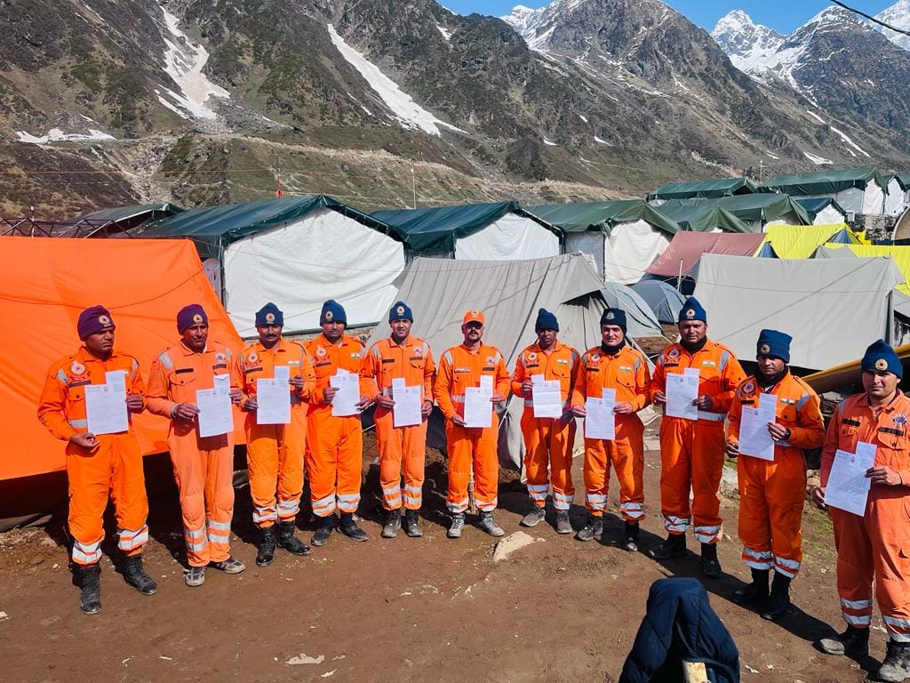 Kedarnath Dham Yatra 2023 NDRF jawans Help Pilgrims to cross iceberg zone