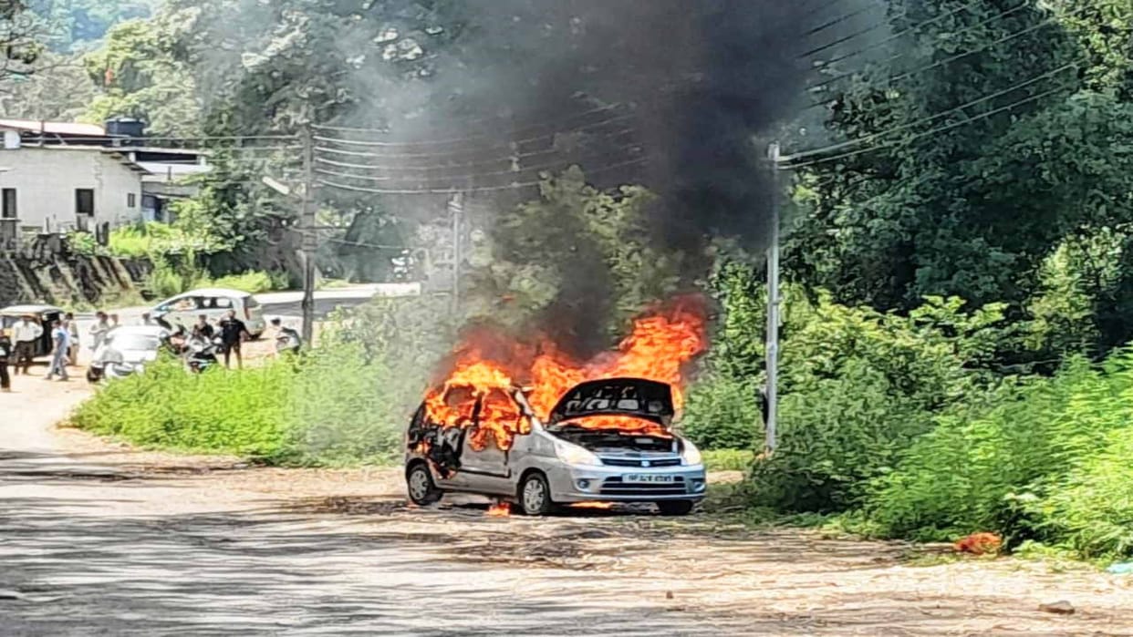 A moving car caught fire in Sundernagar, the couple saved their lives by jumping