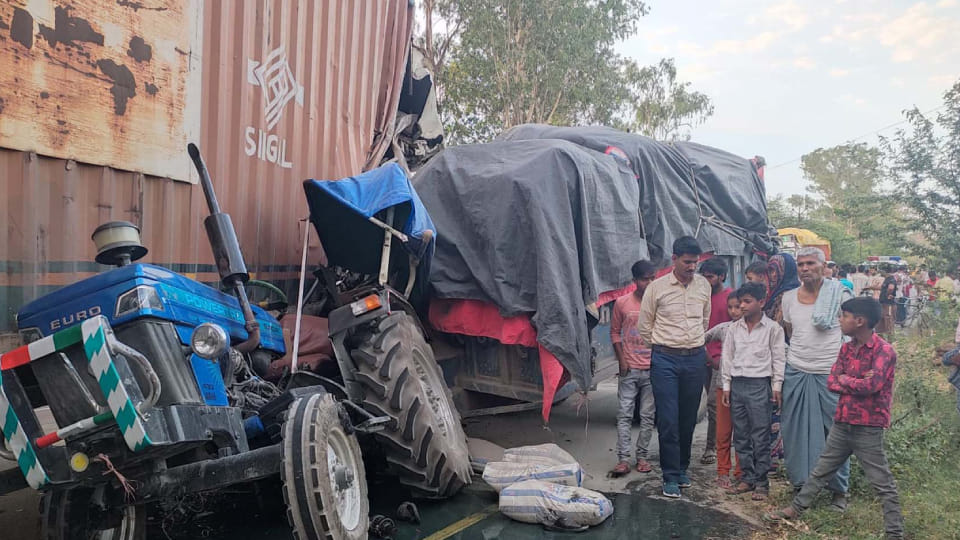 One killed and two seriously injured in truck and tractor collision in Firozabad