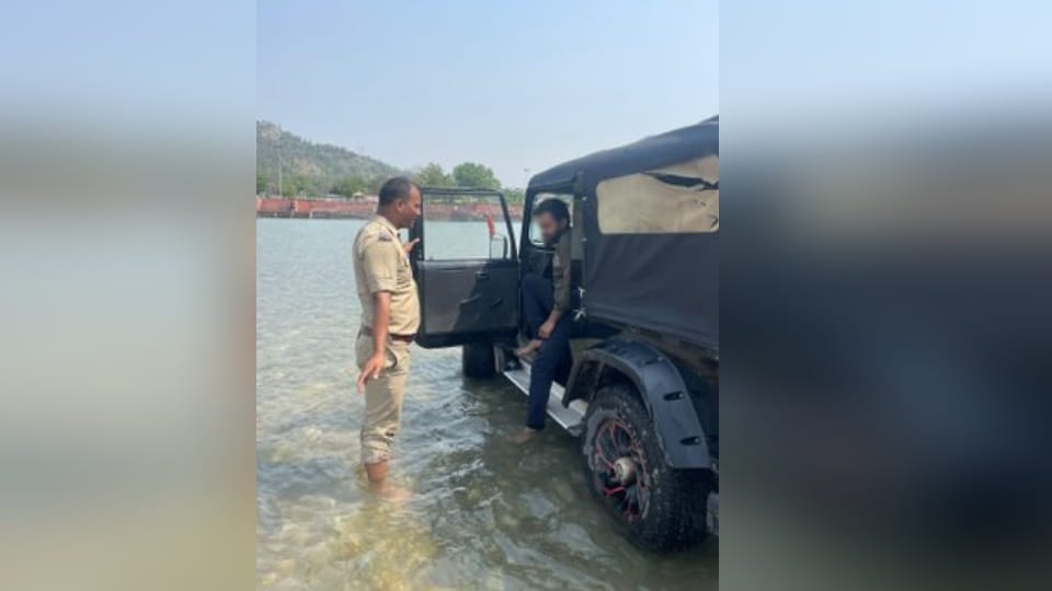 Haridwar Operation Maryada Police Cut Challan of Delhi Tourist for washing Thar in Ganga