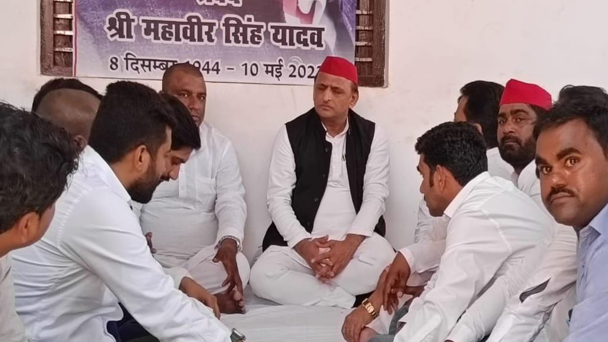 Etawah: Akhilesh reached Etawah, congratulated the winning candidates