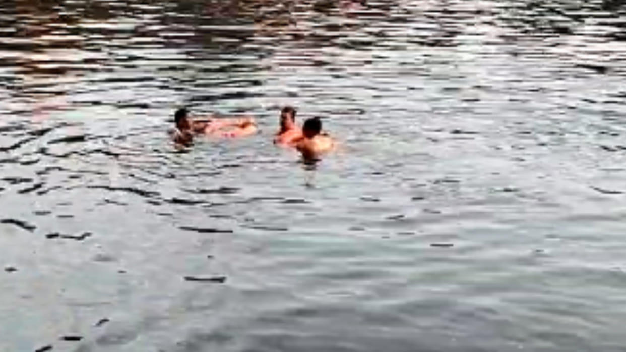 MP News: Boat overturned in Narmada due to heavy rain and storm, one devotee from Gujarat died, one missing