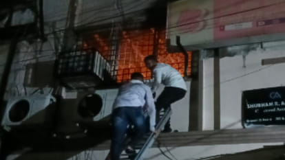 Khandwa: Fire broke out in Bank of Baroda branch, controlled in an hour after much effort