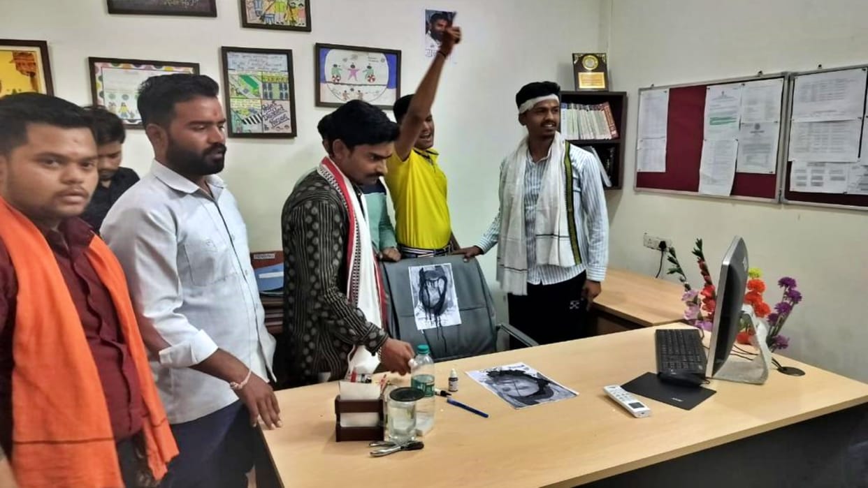 In Sehore, ABVP barged into the deputy registrar's office and demonstrated