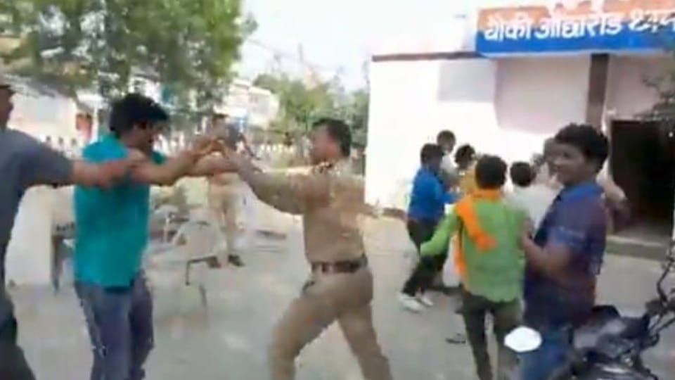 two groups of mining mafia fiercely fought with each other inside chowki In Mainpuri