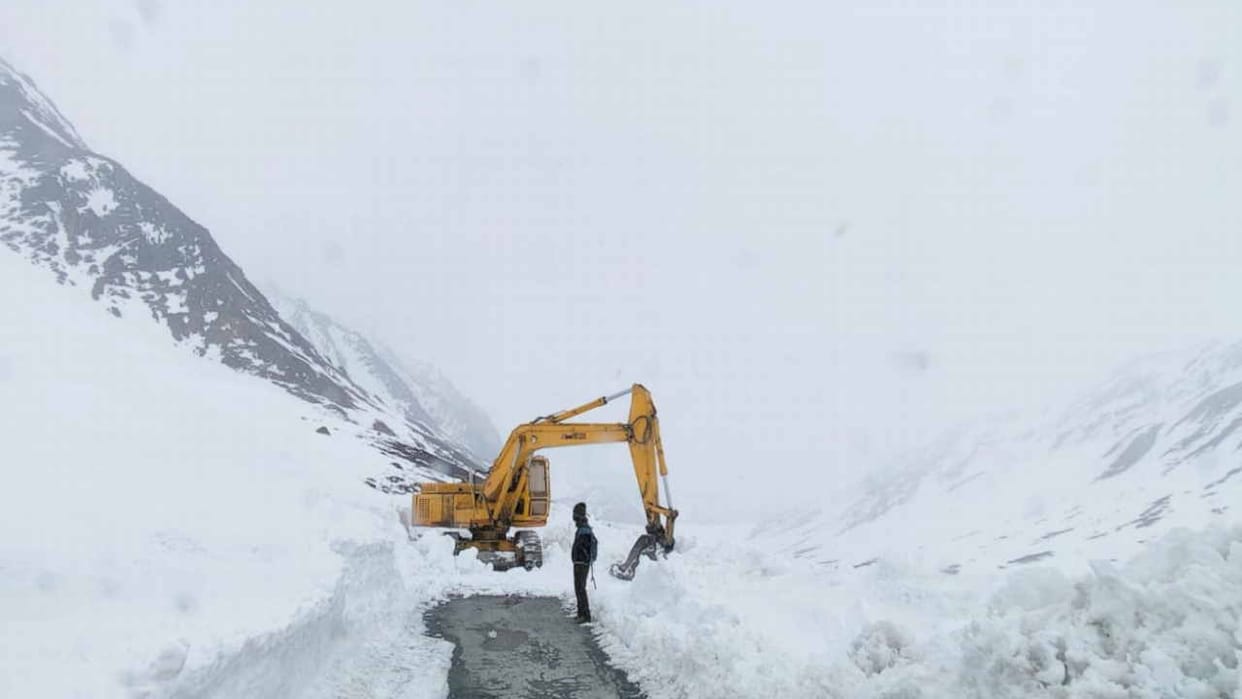 Manali-Leh road opened for four by four vehicles after six months, tourists will have to wait now