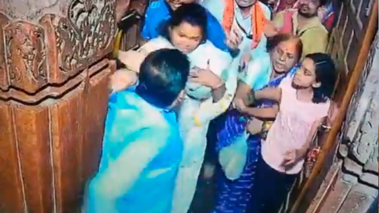 Omkareshwar Temple: In the sanctum sanctorum, female devotees beat up the temple's security personnel