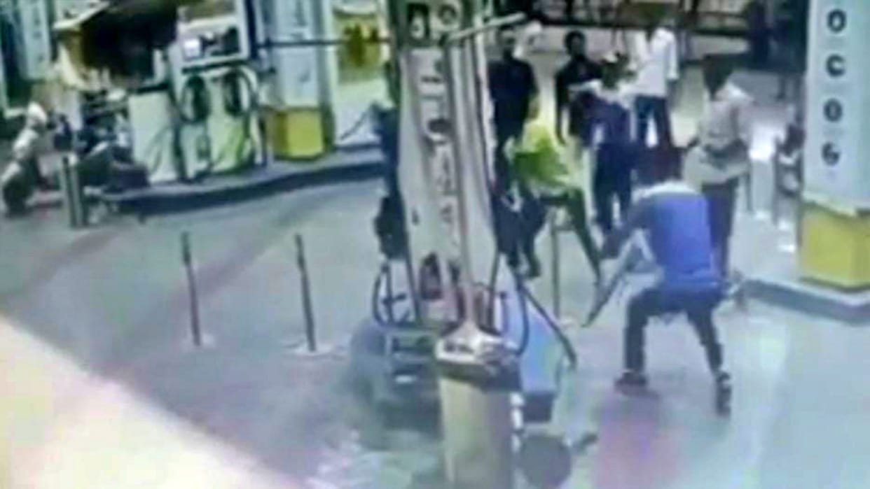 Fight over money in petrol pump at Ujjain Krishi Mandi Gate