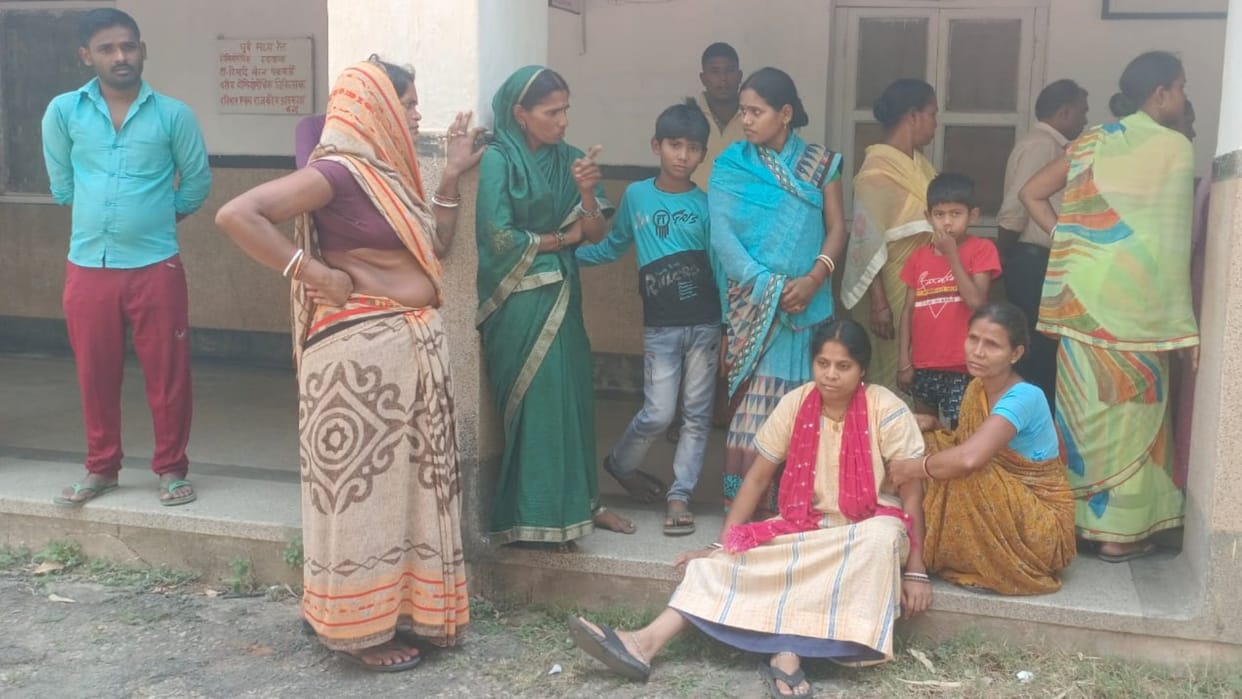 Rail worker dies of electrocution in Railway Quarters in Jamui; Saved his wife's life