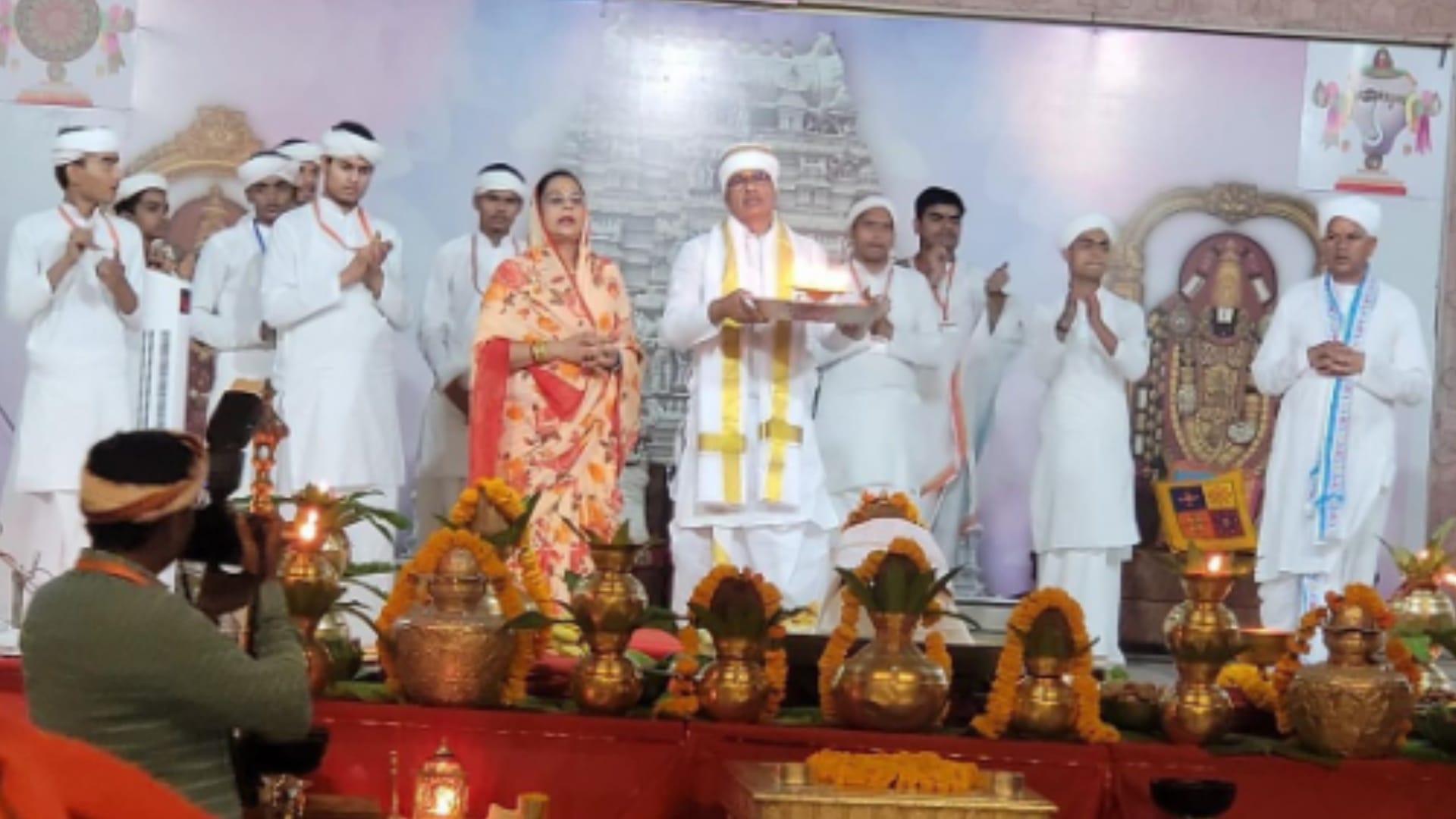 सीएम शिवराज और साधना सिंह ने रावतपुरा धाम में अनुष्ठान किया।