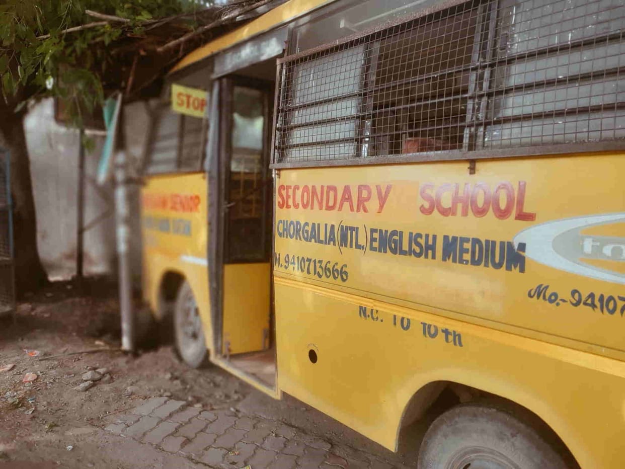 School bus accident in Nainital bus entered shop due to tire burst children injured Uttarakhand news in hindi