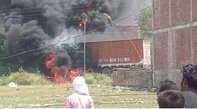 Tragic accident in Chandauli Fire broke out in moving container  two youths burnt alive