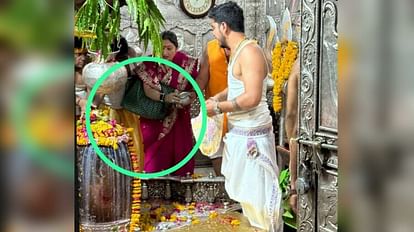 Mahakal Ujjain: प्रतिबंध के बावजूद गर्भगृह में बैग लेकर पहुंचीं अभिनेता गोविंदा की पत्नी, सुरक्षा पर उठे सवाल Actor Govinda's wife reached the sanctum sanctorum of Mahakal temple with a bag in Ujjain