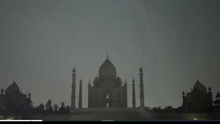 Security of Taj Mahal at night with the help of torch in agra