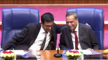 you will miss us a lot when you go, CJI Chandrachud also gets emotional on the last day of Justice mr Shah