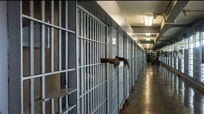 Gujarat: पुलिसकर्मियों ने हिरासत में रखे गए व्यक्ति को जेल में किया टॉर्चर, मौत; तीन पर चलेगा हत्या का केस Murder case against 3 cops after death of man thrashed in custody in Gujarat