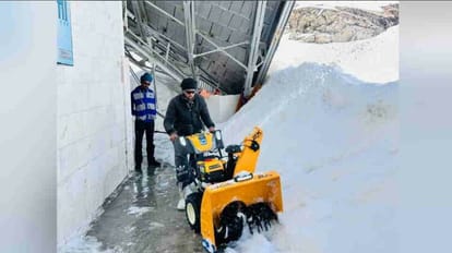 Hemkund Sahib Yatra: कपाट खुलने में बचे चार दिन, तेजी से हो रहा आस्था पथ से बर्फ हटाने का काम Hemkund Sahib Yatra 2023: Four days left for doors to open work of removing snow from path speedily