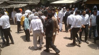 जौनपुर कोर्ट परिसर में फायरिंग: आरोपी असलहा लेकर कैसे पहुंचा? लापरवाही में दरोगा सहित छह पुलिसकर्मी निलंबित Six policemen including SI engaged in court security suspended