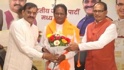 MP News: अंबाह से पूर्व विधायक सत्य प्रकाश सखबार भाजपा में शामिल, बोले- कांग्रेस में ना संगठन है ना नेतृत्व MP News: Former MLA from Ambah Satya Prakash Sakhbar joins BJP, said- Congress has neither organization nor le