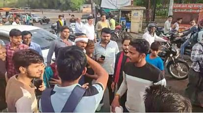 Gwalior: पत्नी को आशिक के साथ देख भड़का पति, बीच चौराहे परिजनों संग मिलकर प्रेमी और महिला को पीटा Seeing the wife with her lover the husband got angry beat the lover and wife