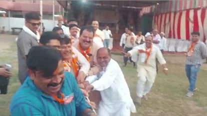 Energy Minister Pradyuman Singh Tomar played a game of tug-of-war to persuade the angry workers