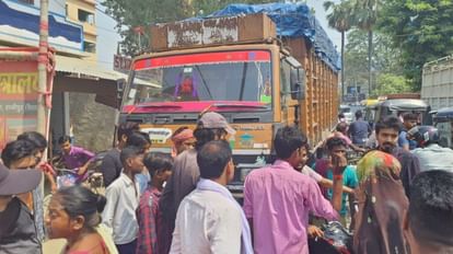 Bihar: वैशाली में एग्जाम देने जा रहे विद्यार्थी को ट्रक ने कुचला, मौत होने पर लोगों ने सड़क जाम कर किया हंगामा Truck crushed student going to give exam in Vaishali, people blocked road after death