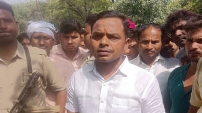 Road Accident: वाराणसी में बेकाबू बाइक की टक्कर से बाइक सवार युवक की मौत, पत्नी और पुत्र घायल Road Accident in varanasi bike rider dies and wife son injured due to truck hit his bike