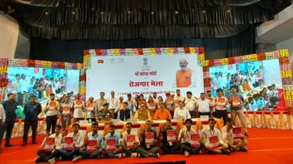 Rojgar Mela: वाराणसी में केंद्रीय मंत्री ने 25 युवाओं को सौंपा नियुक्ति पत्र, पूर्व की सरकारों पर साधा निशाना Rojgar Mela Union minister handed over appointment letters to 25 youths in Varanasi