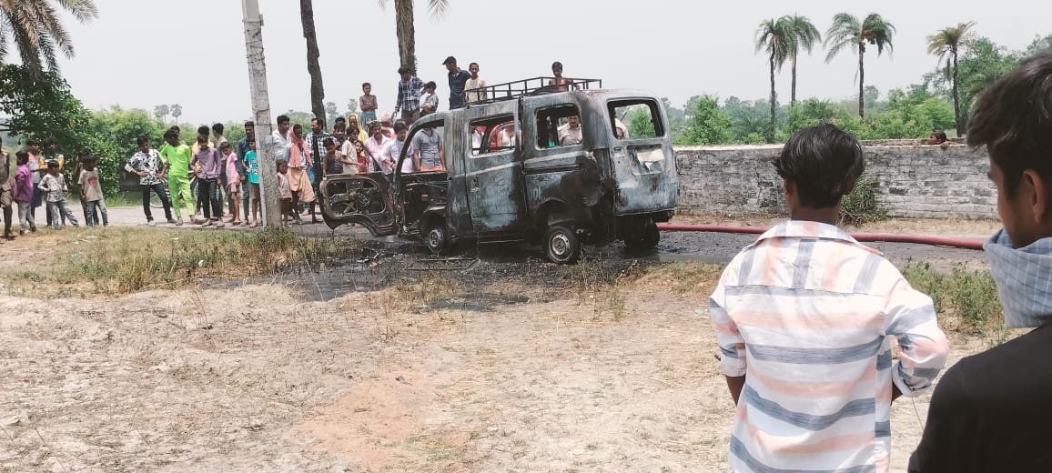 Bihar: Fire broke out in a moving school van in Samastipur, the driver saved the lives of the children