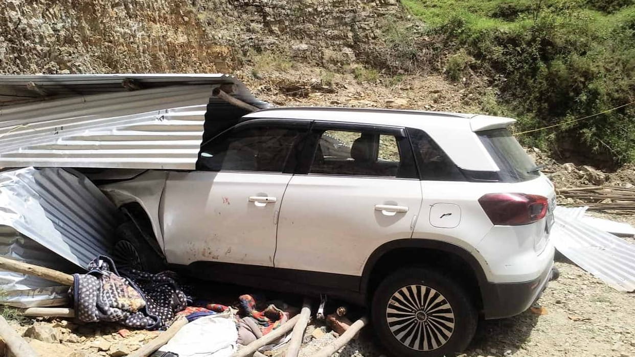Uncontrollable car entered the shed, four sleeping laborers seriously injured