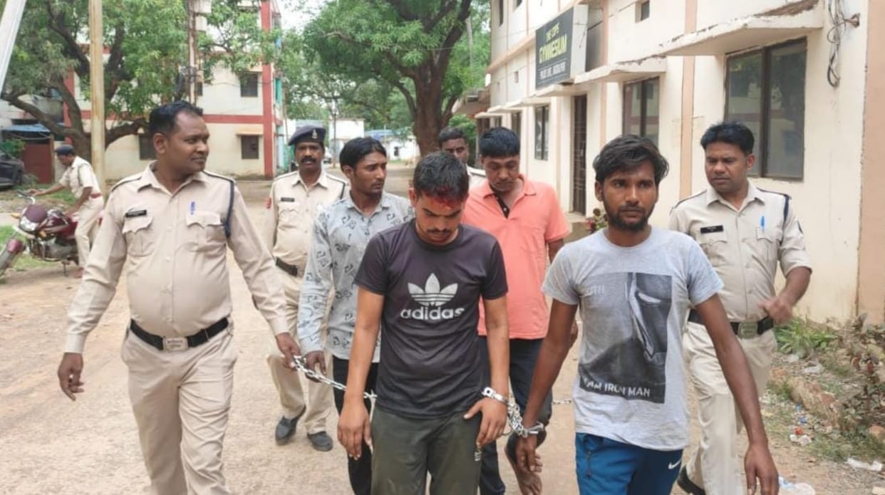 Jagdalpur police arrested four accused of shoplifting from Dhamtari
