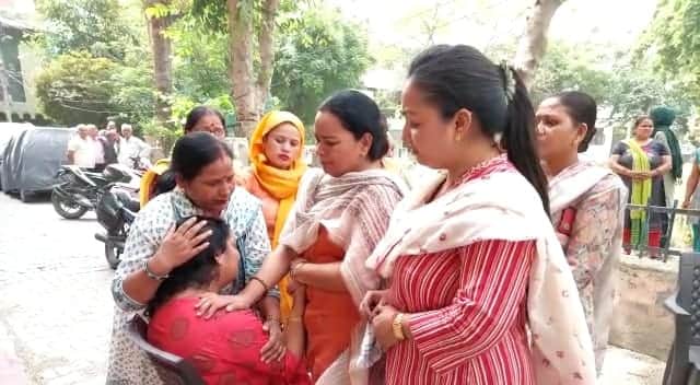 Husband wife murder in Meerut last night, dead body found on bed in second floor