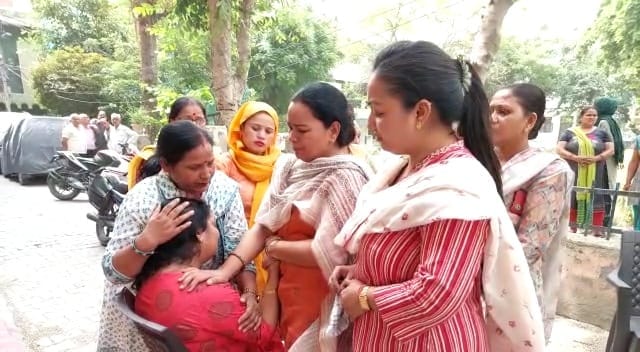 Husband wife murder in Meerut last night, dead body found on bed in second floor