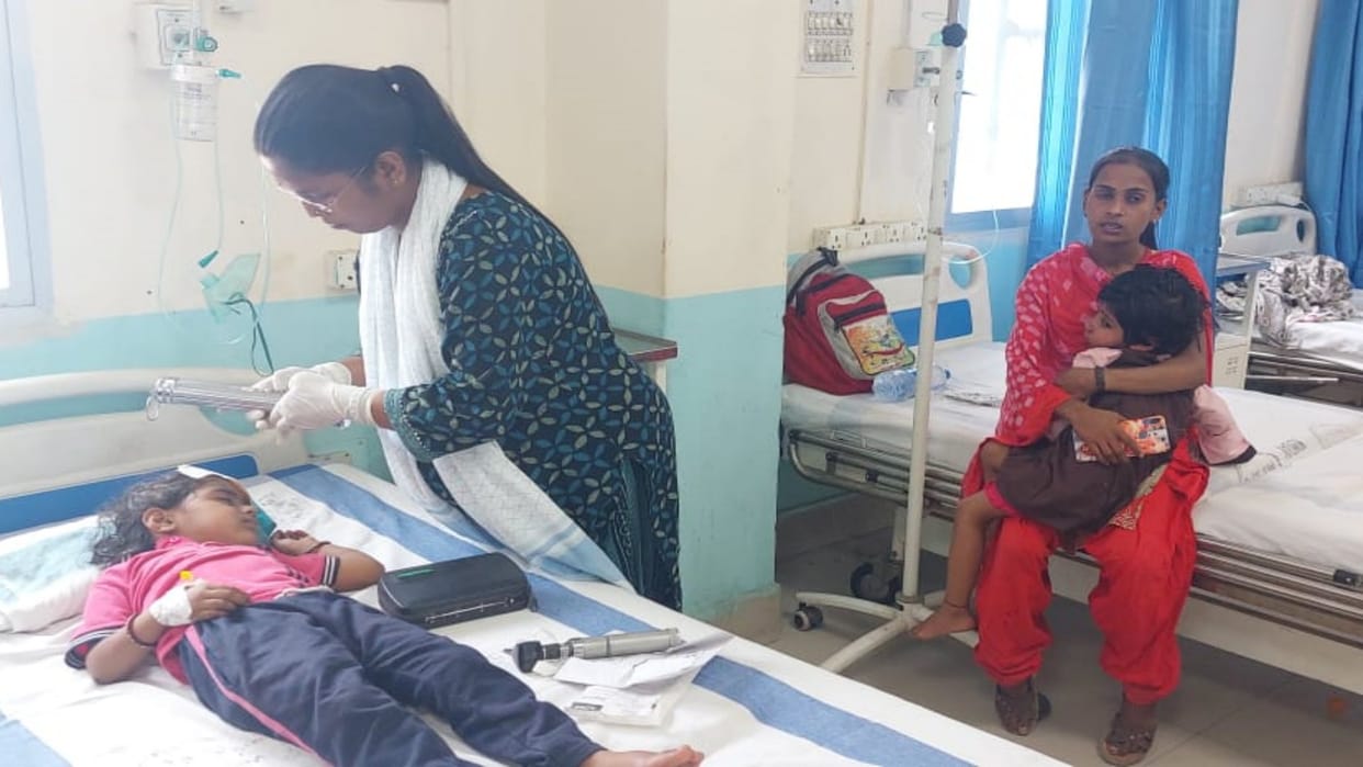 Fierce collision between school van and bike on Bihta-Sarmera road in Nalanda; 14 injured
