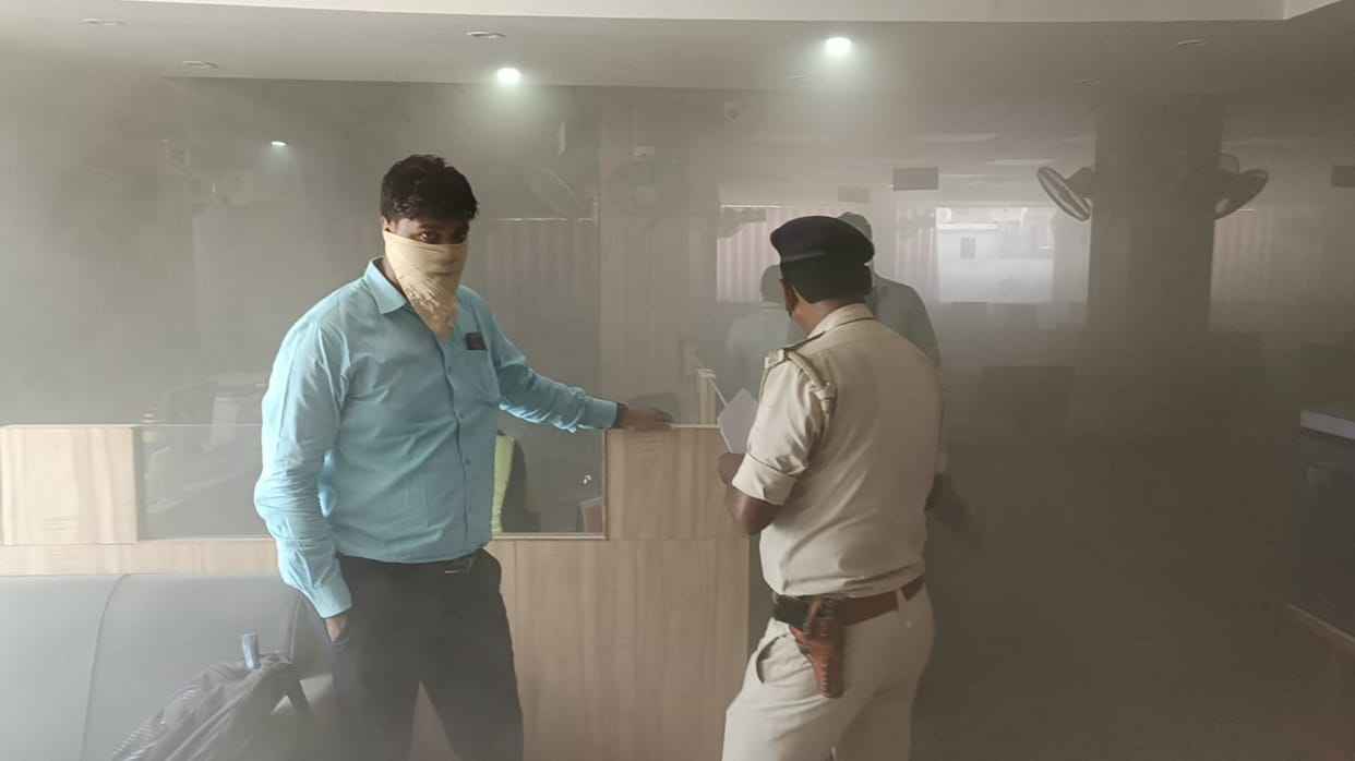 Fire in Bank of Baroda muzaffarpur : two burned in BoB Sikandarpur branch fire, currency saved from fire