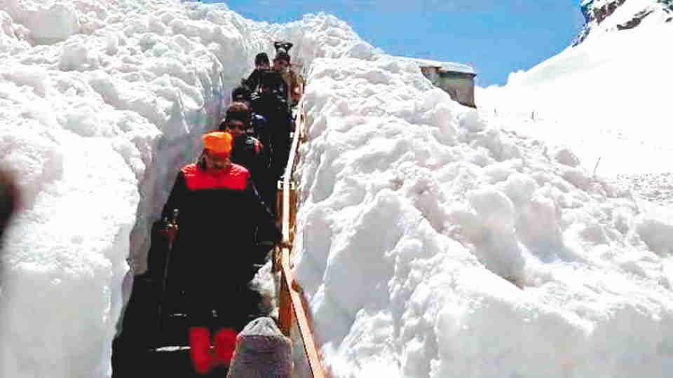 Hemkund Sahib Yatra 2023: Pilgrims will pass through snow up to 60 meters doors will open on 20th